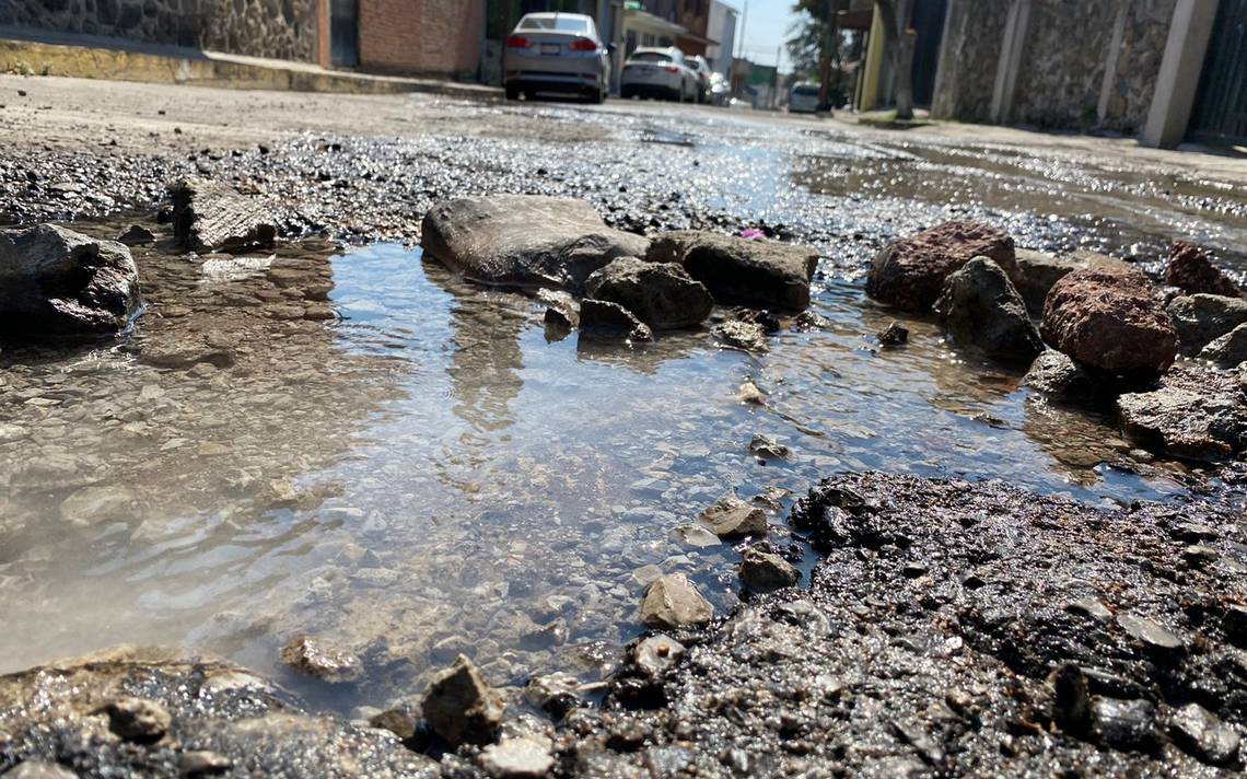 Fuga de agua en pleno Centro de Cuernavaca lleva 3 días sin ser reparada