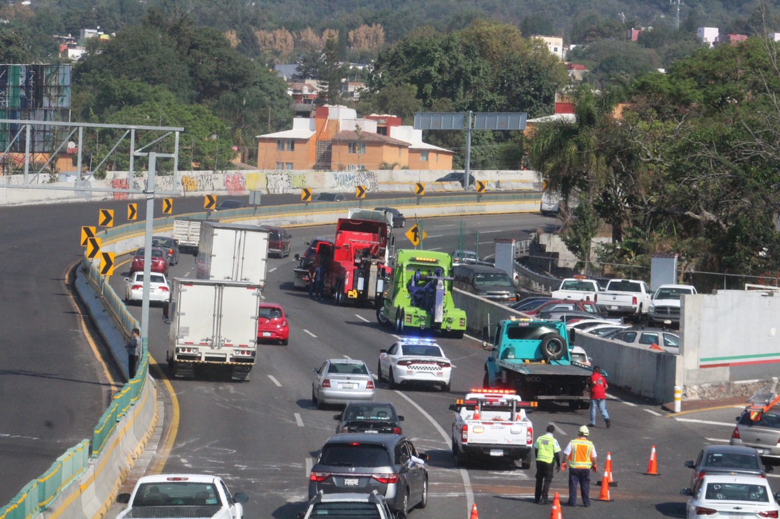 Tráiler se impacta sobre muro de contención en Cuernavaca