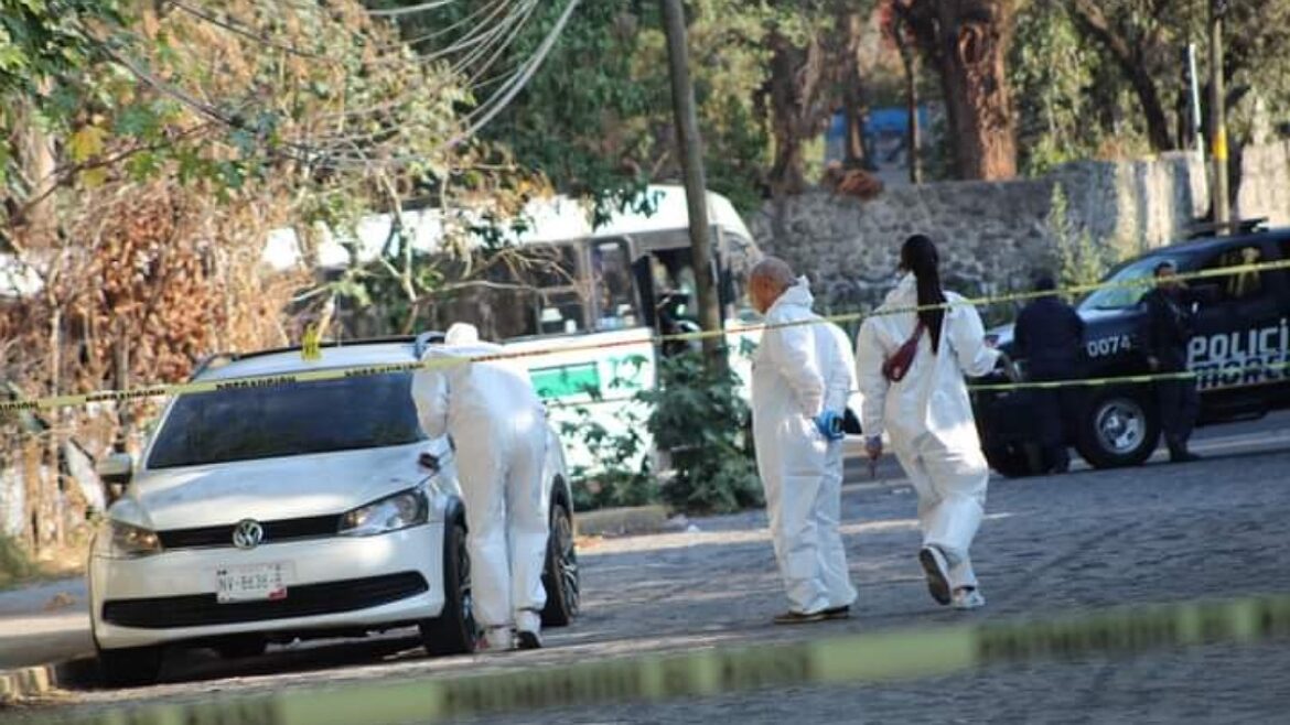 Abandonan camioneta con 3 cadáveres en Cuernavaca