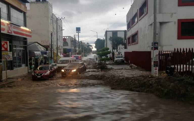 Cuernavaca, pega tromba y se tapan alcantarillas en Cuernavaca