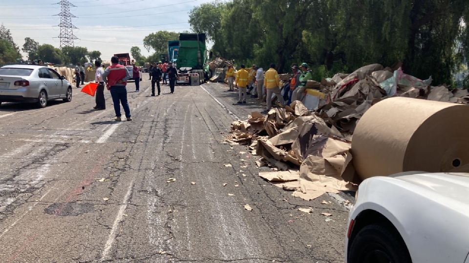 Camión que transportaba rollos de papel vuelca en la México-Cuernavaca