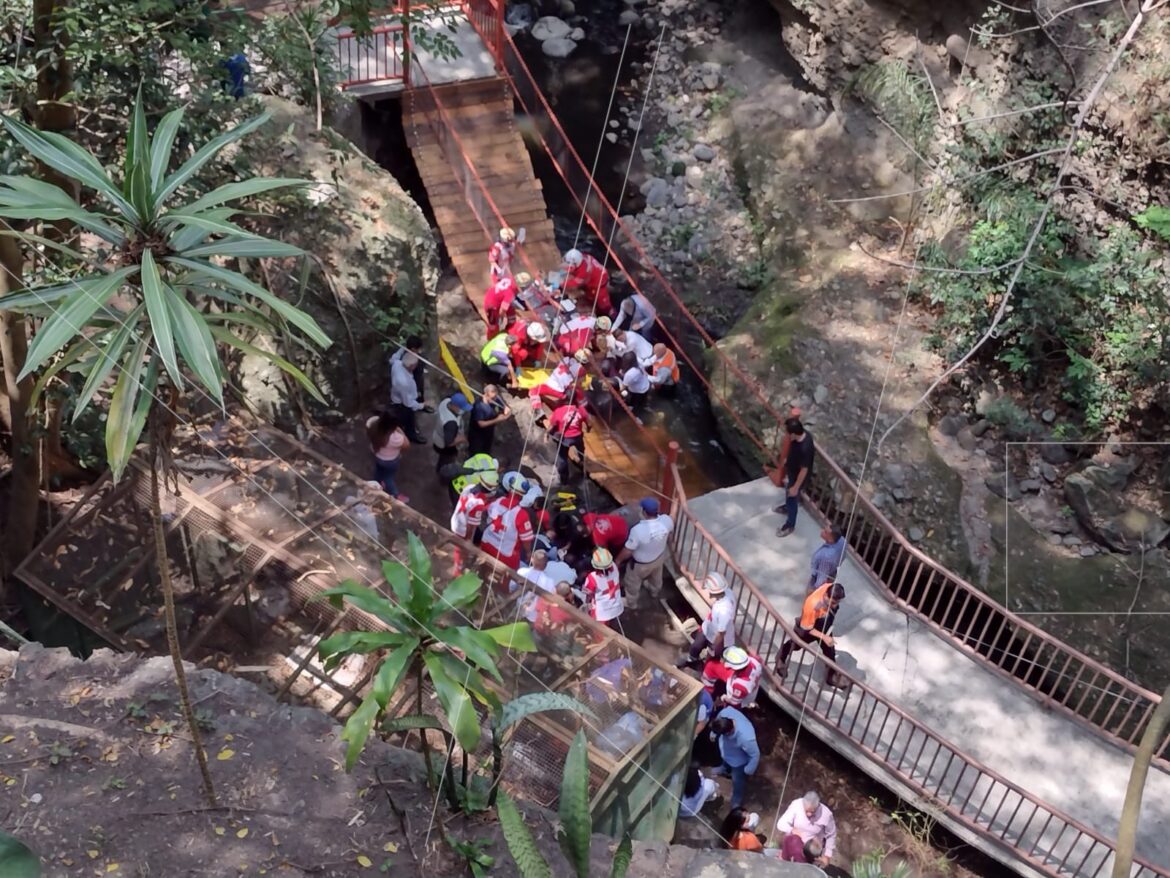 Puente que cayó en Cuernavaca no se rehabilitó, dice Gobierno