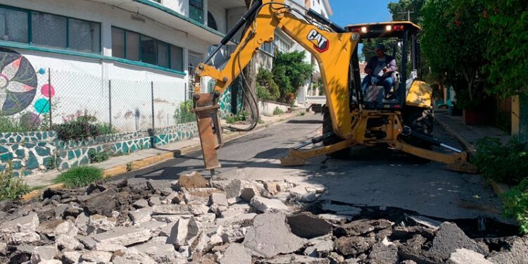 Continúan trabajos de pavimentación en la calle cerezos de Cuernavaca