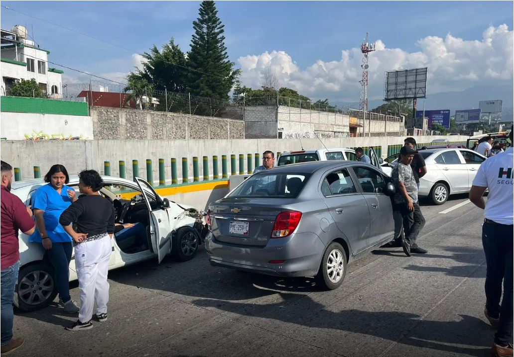 Carambola en el Paso Express Cuernavaca: chocan 10 autos en carriles centrales