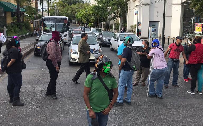 Luchadores dejan el ring y toman avenida Morelos