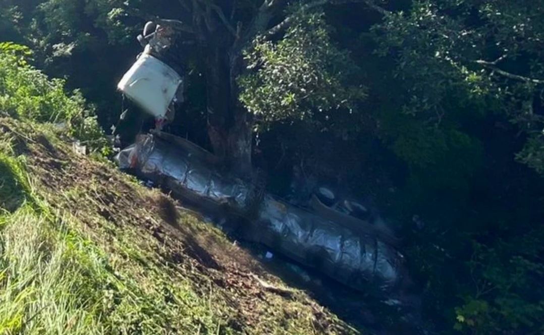 Desalojan a 7 familias tras volcadura de pipa cargada con cianuro en la autopista Iguala-Cuernavaca