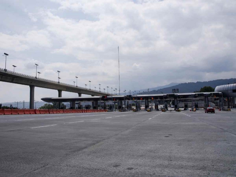 Tráiler queda atorado en bajo puente de la México-Cuernavaca