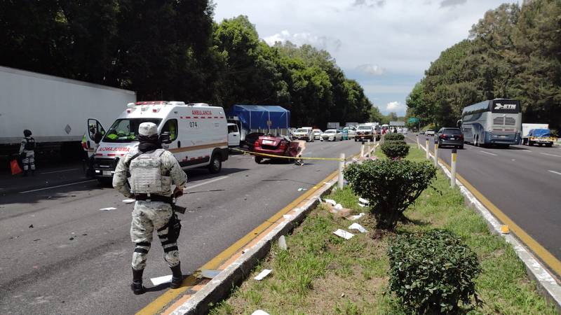 Intento de asalto provoca accidente en autopista Cuernavaca-México, hay 2 muertos