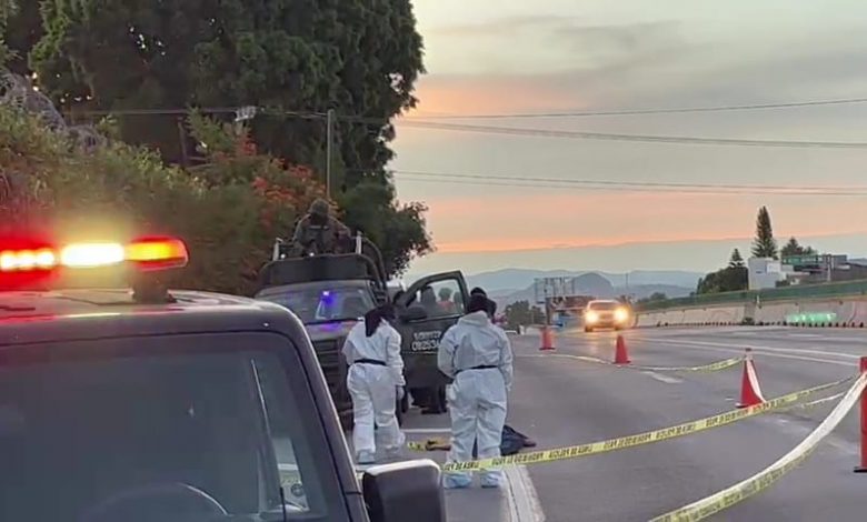 Abandonan cadáver en el Paso Exprés de Cuernavaca