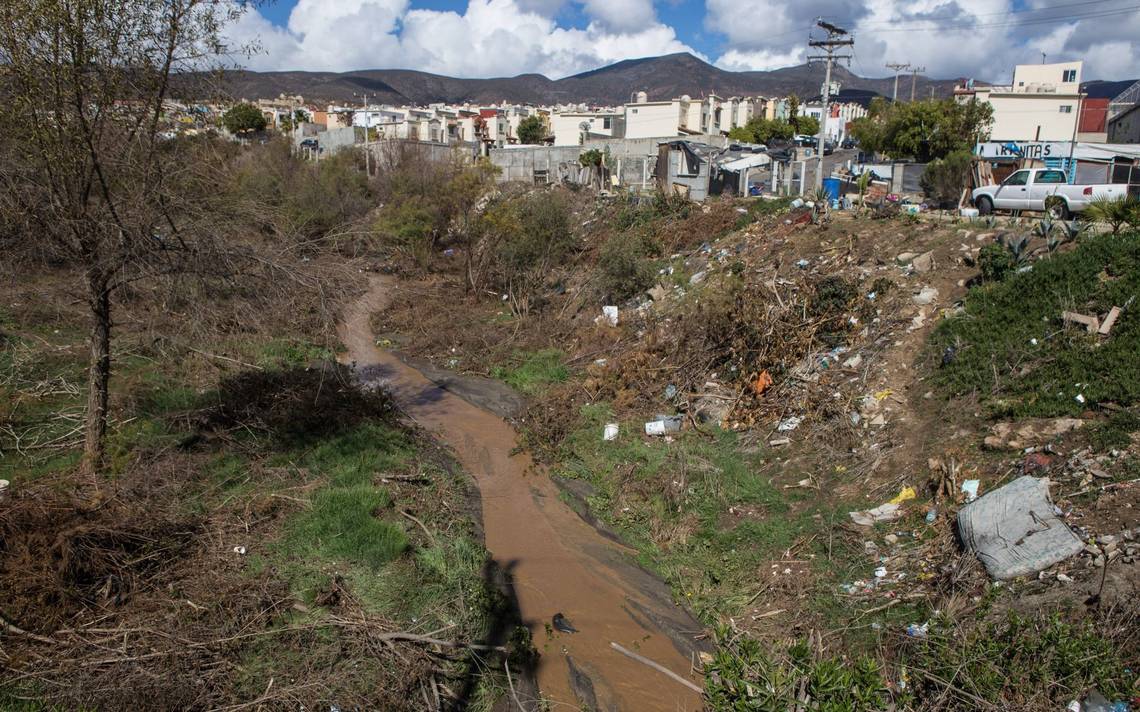 Por derrumbe bajo el Puente 2000 en Cuernavaca deben dejar sus casas