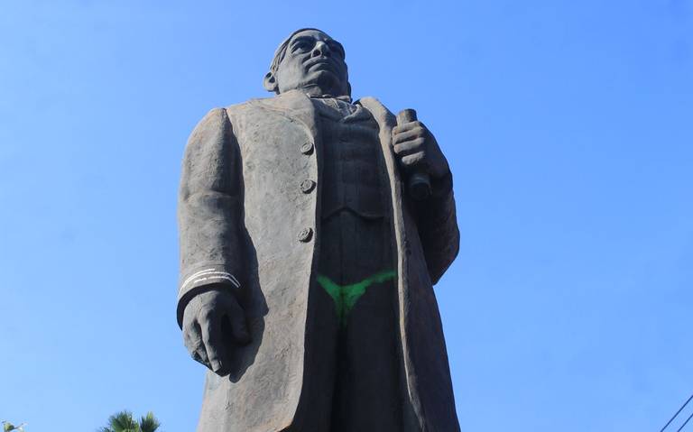 Vandalizan estatua de Benito Juárez