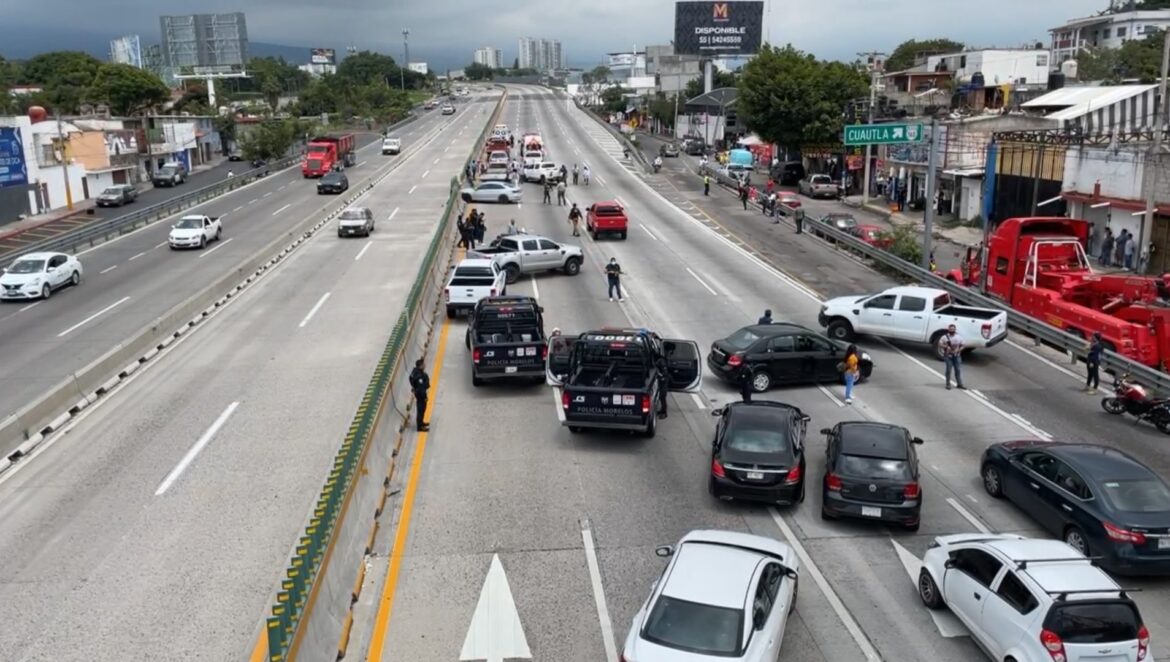 Persecución sobre Paso Exprés de Cuernavaca deja 2 detenidos