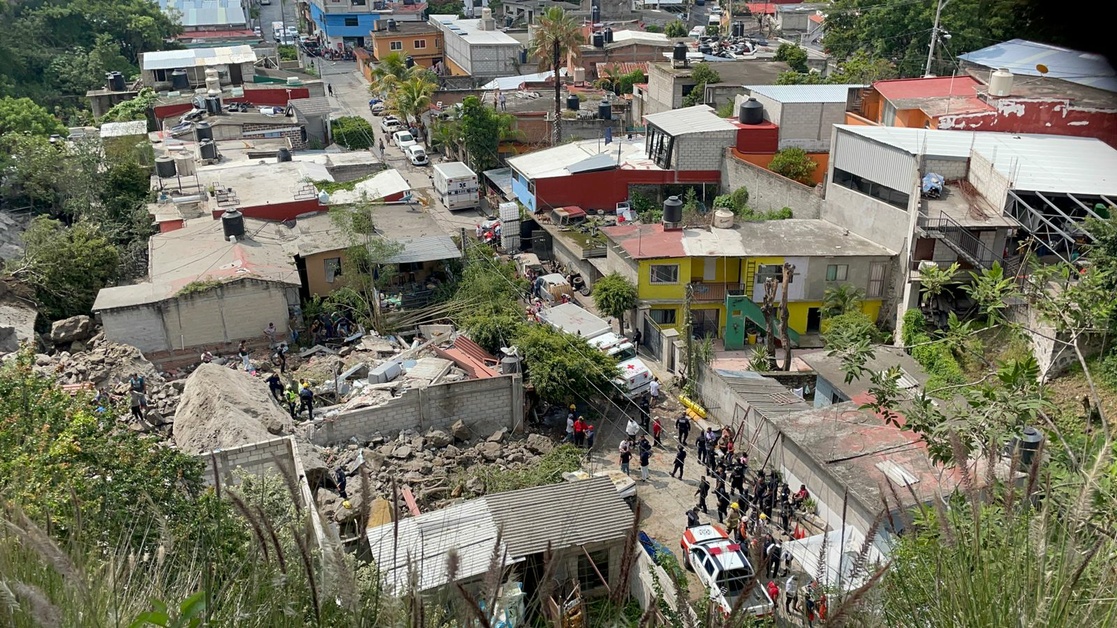 Cuatro heridos por derrumbe en viviendas de Cuernavaca