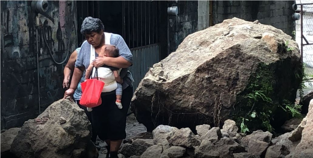 Caen rocas cerca de viviendas en la colonia Lagunilla, de Cuernavaca