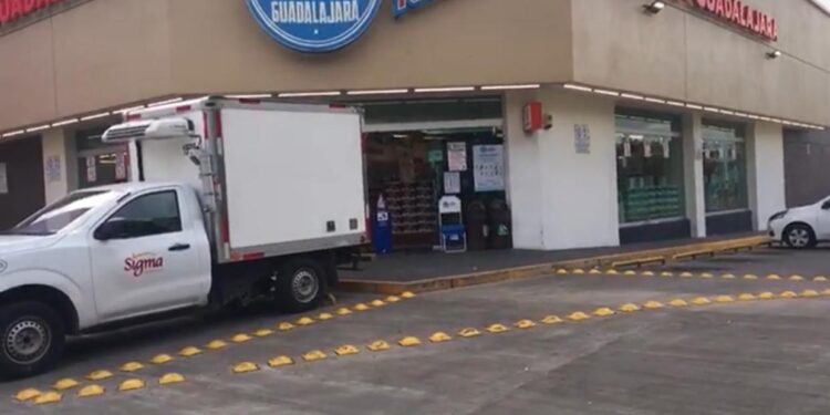 Asaltan a clientes de una sucursal de Farmacias Guadalajara de la colonia Delicias: Cuernavaca