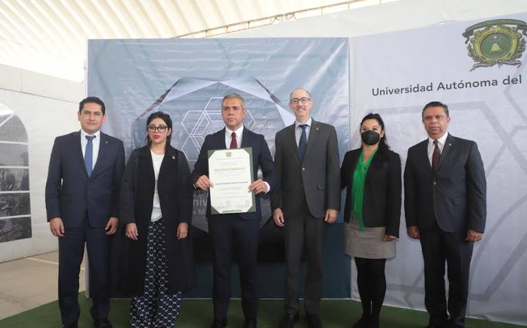 UAEM entrega a Fernando Vilchis reconocimiento al fortalecimiento universitario