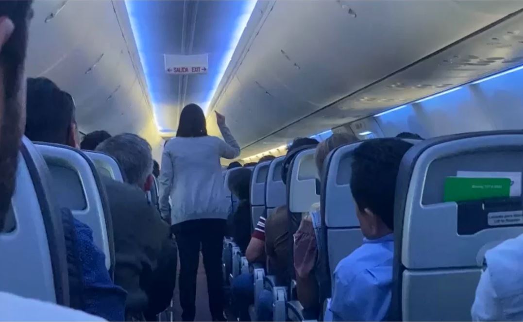 AMLO es atacado en pleno vuelo por pasajera 