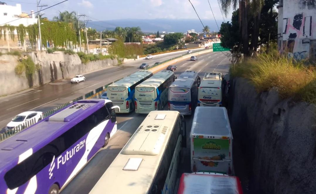 Registran fila kilométrica en Paso Exprés de Cuernavaca por bloqueo de maestros en pleno puente