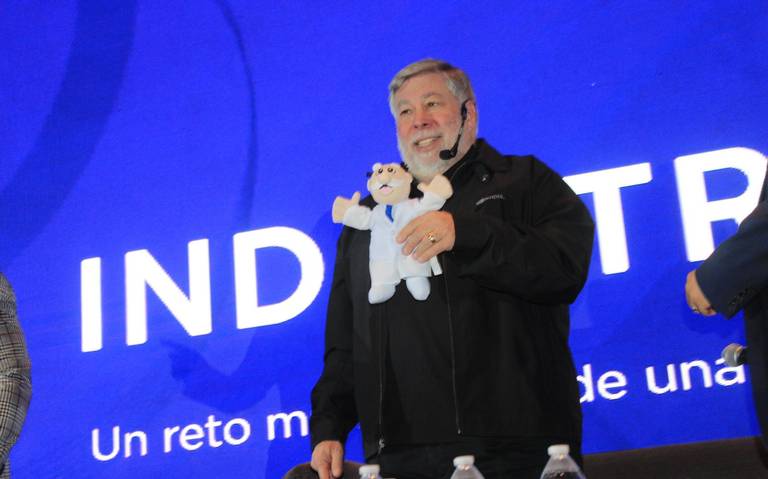 Morelos obsequia un doctor Simi a Steve Wozniak