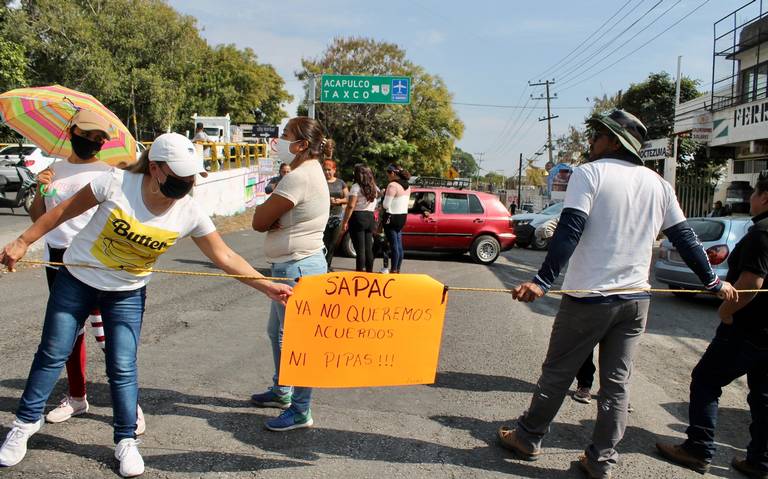 Falta el agua en Cuernavaca, vecinos protestan contra SAPAC