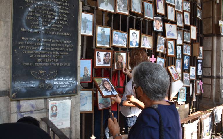 Motivos navideños ocultan la ofrenda a víctimas en el zócalo de Cuernavaca