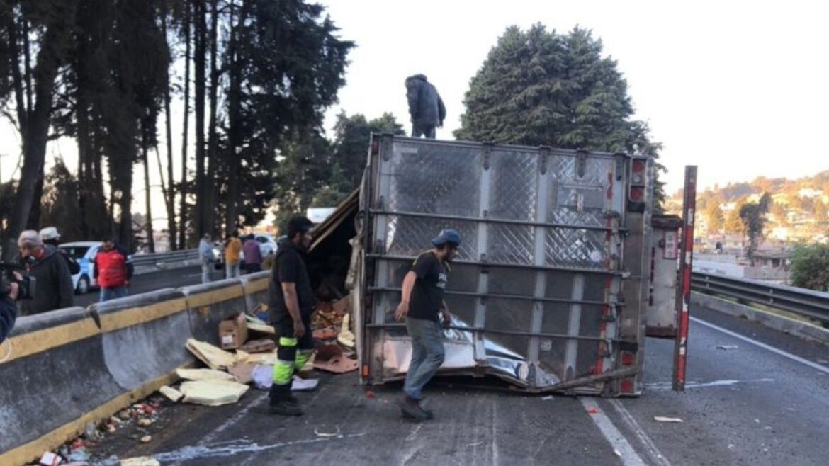 Vuelca tractocamión en la México-Cuernavaca; vecinos rapiñan verdura