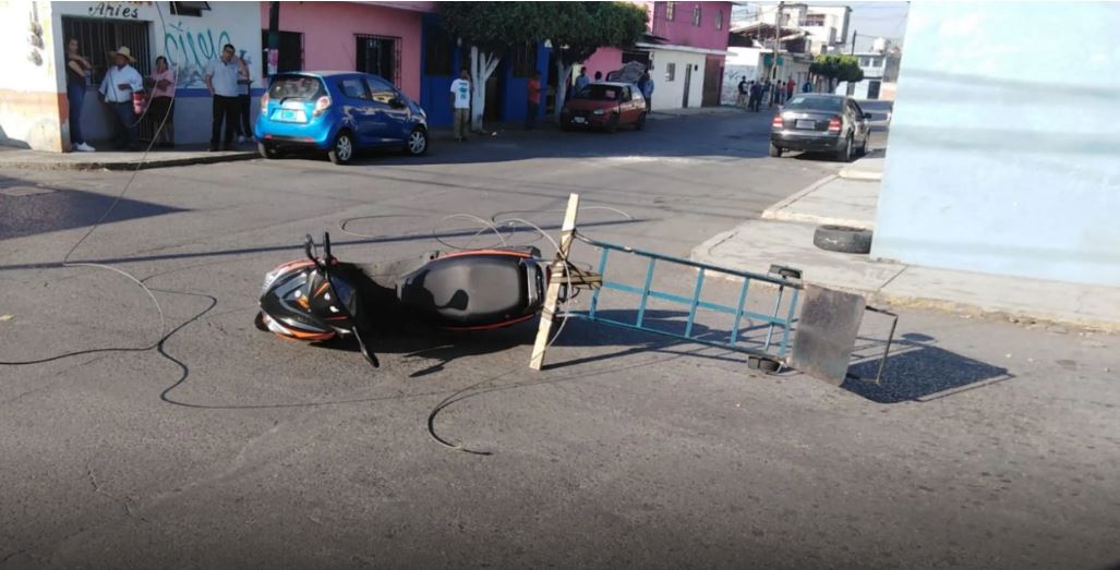 Motociclista recibe descarga eléctrica en Cuernavaca