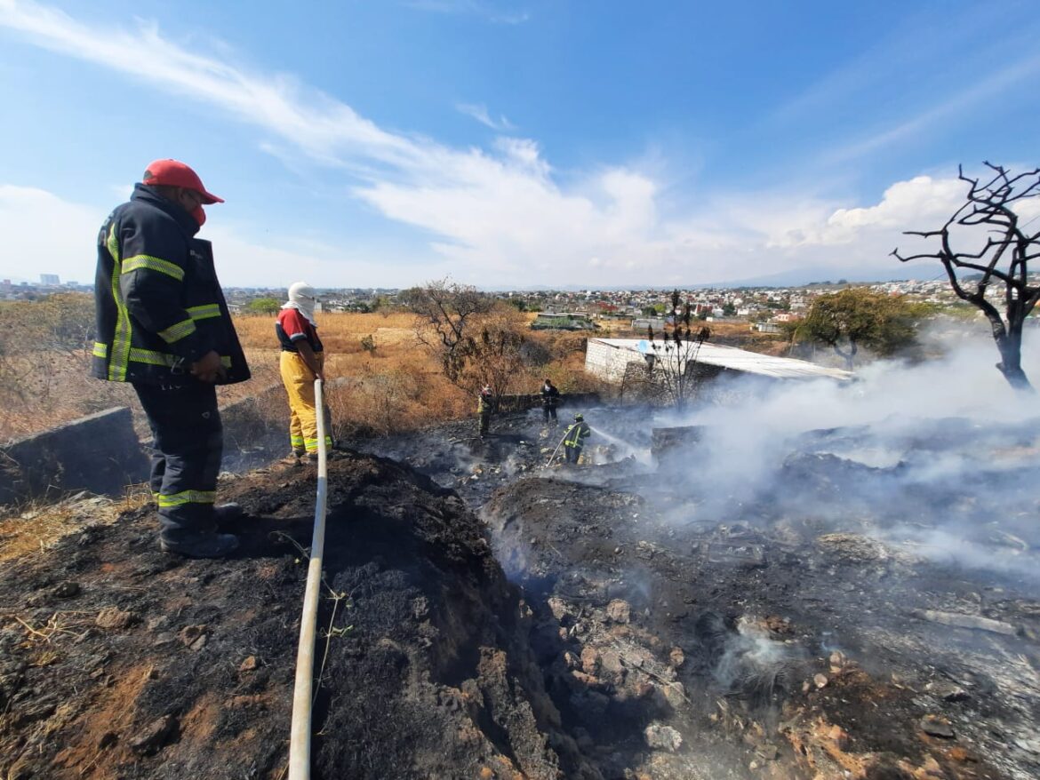 Bomberos de Yautepec sofocan incendio en terreno baldío