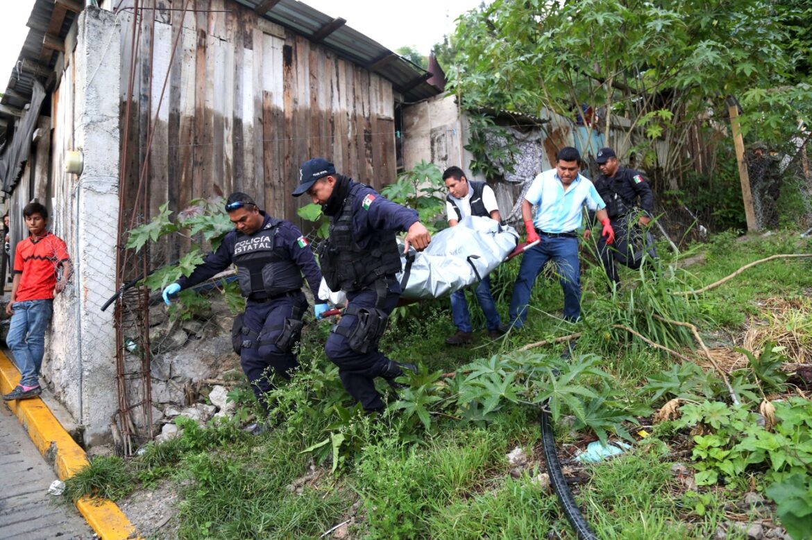 Siguen hallando restos humanos tras polvorín en Totolapan