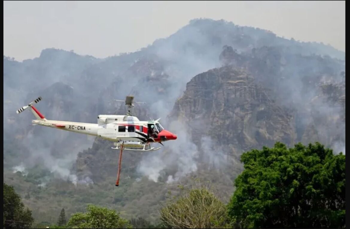 Usan helicóptero de Sedena para combatir incendio en Tepoztlán