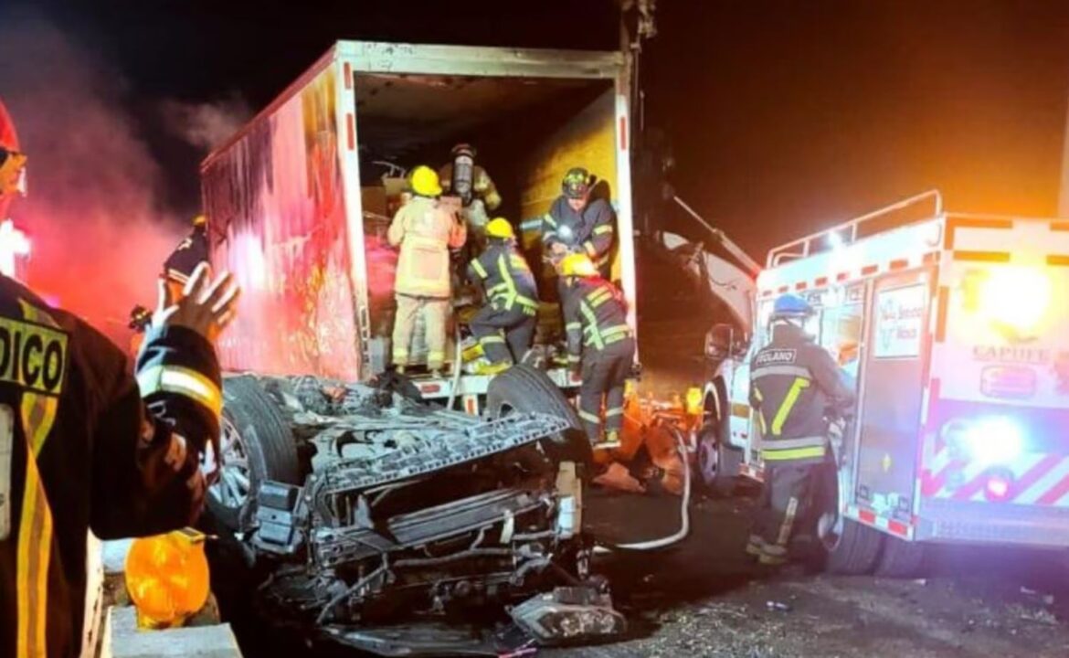 Choque entre camión y 5 autos deja 2 calcinados y 6 heridos en la autopista México-Cuernavaca