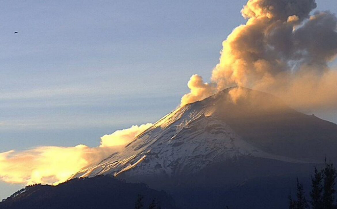 Volcán Popocatépetl emite incandescencia y ceniza hacia Puebla y Morelos