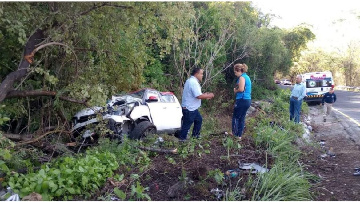 Trágico choque de camión de pasajeros en Morelos deja 12 heridos y un muerto