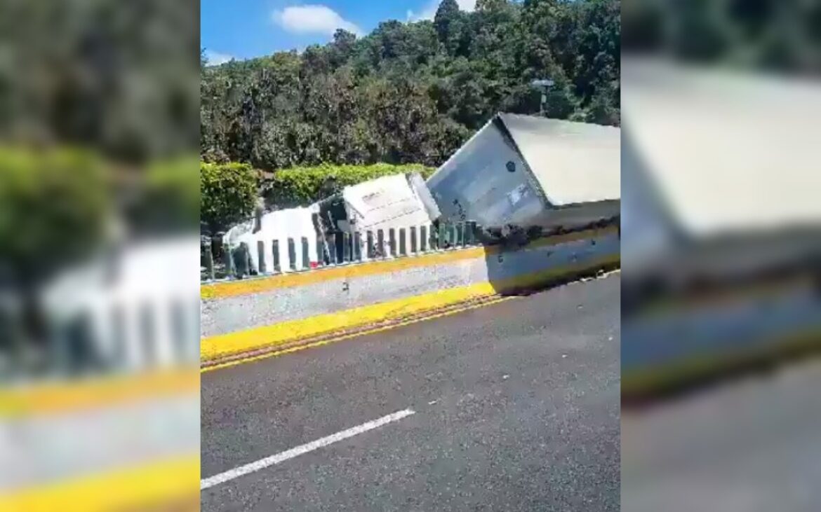 Captan momento en el que volcó tractocamión en ‘La Pera’ de la Cuernavaca-CDMX 