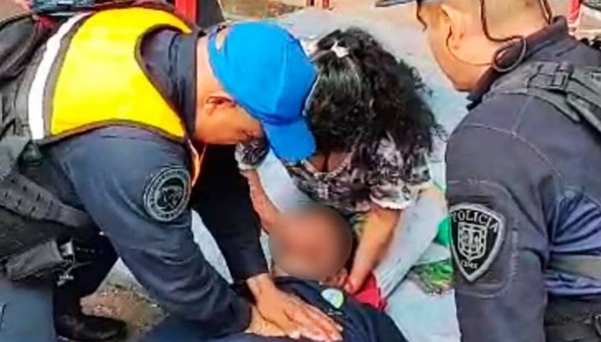 Así reanimaron policías a un abuelito que se desvaneció en la Morelos