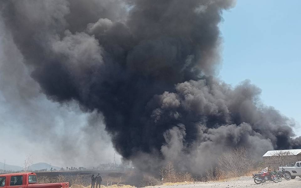 Fuerte incendio consume relleno sanitario en Tezoyuca, Morelos