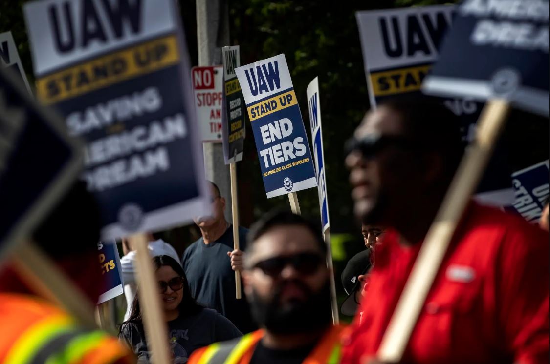 Extienden huelga automotriz a planta de montaje clave de General Motors