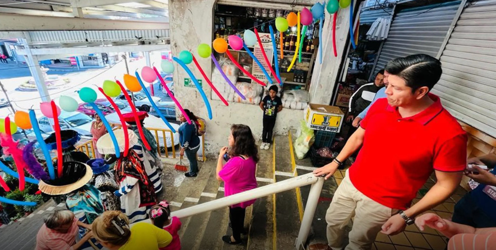 Atiende Checo Pérez Flores demandas de locatarios del Mercado de la «Carolina» en Cuernavaca durante su 67 aniversario