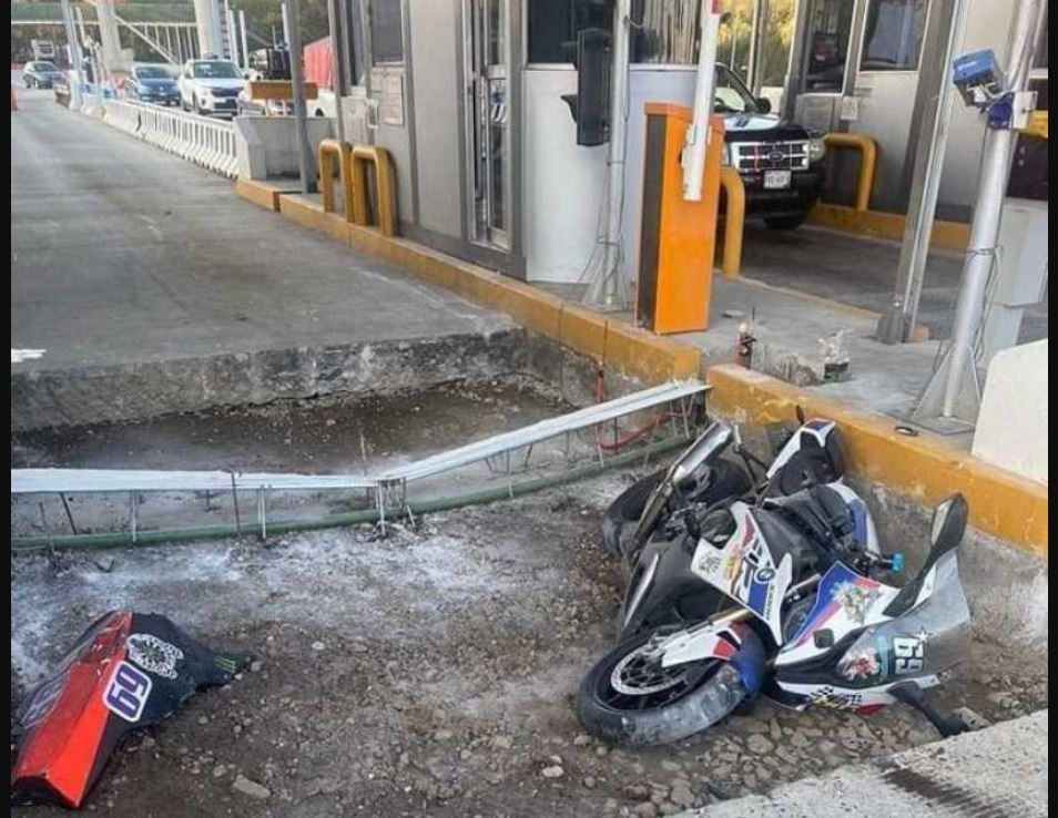 Motociclistas sufren impresionante accidente al intentar cruzas caseta sin pagar