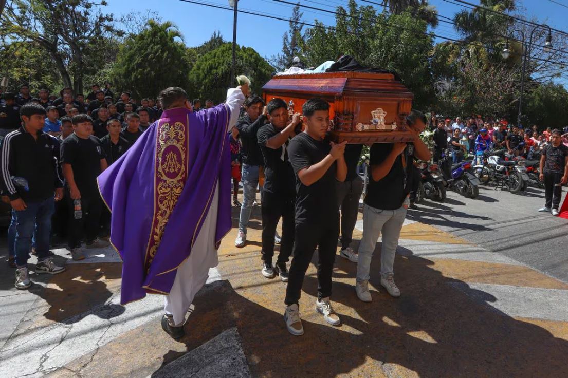 Se entregan policías implicados en muerte de normalista de Guerrero