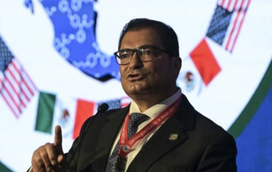 El funcionario que afirmó que México era “campeón” en producir fentanilo se desdice y pide disculpas públicas