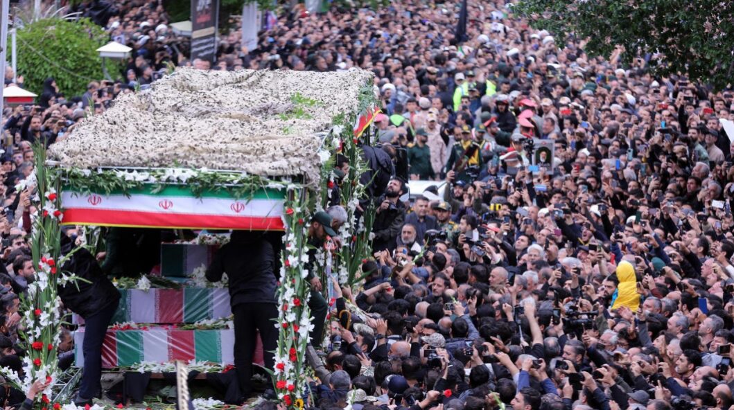 Irán da comienzo a varios días de procesiones y funerales por la muerte del presidente Raisí