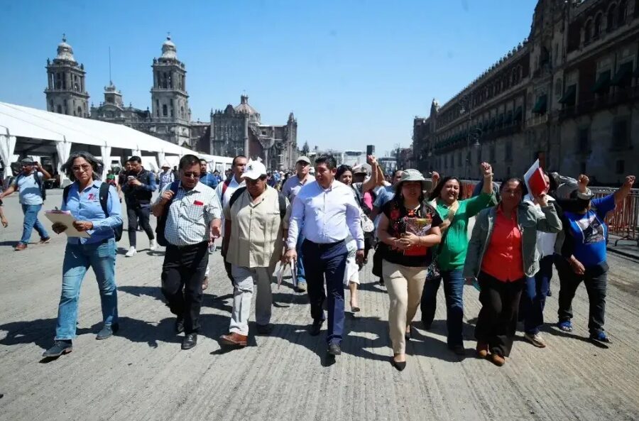 AMLO recibe a la SNTE en Palacio Nacional; «dejamos de padecer el acoso y persecución», piden trabajadores de la educación