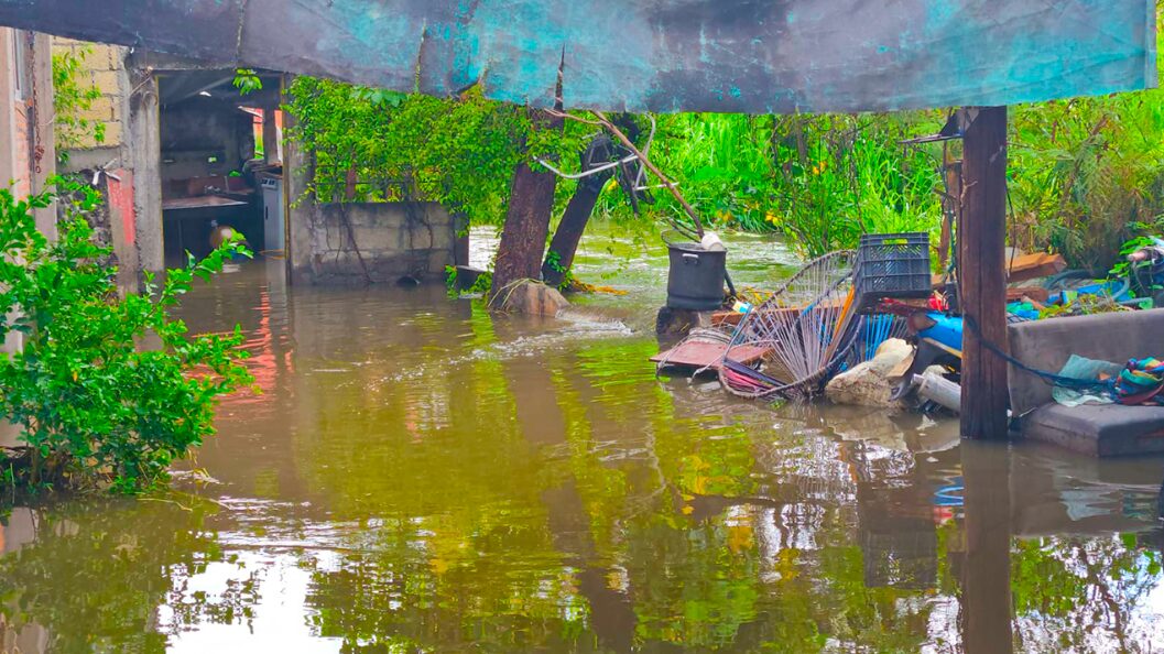 Se desborda canal en Zacatepec; provoca inundaciones en 30 casas