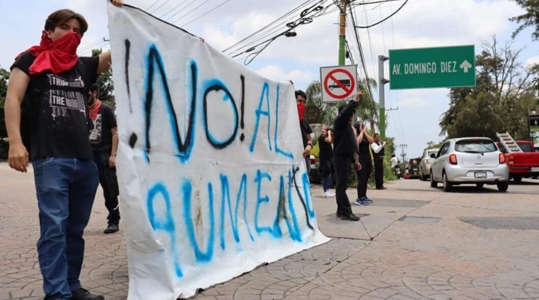 Encapuchados de la UAEM bloquean accesos a Cuernavaca