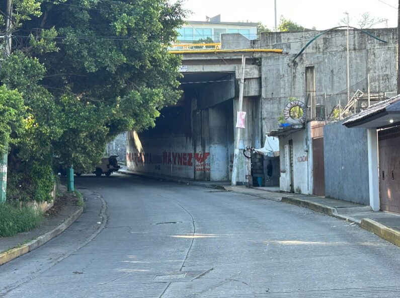 Hallan cuerpo atado de pies y manos bajo puente en Cuernavaca