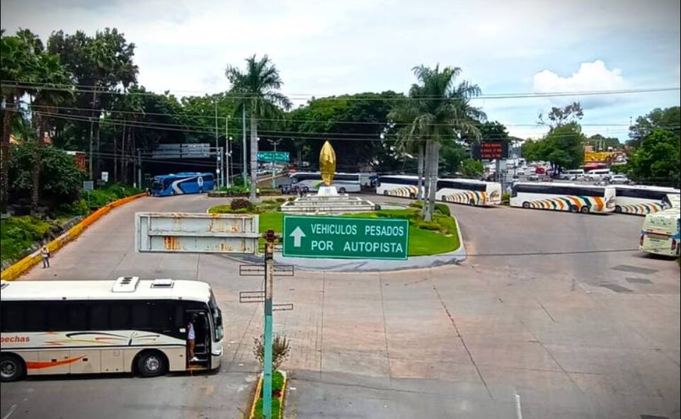 Normalistas bloquean el tránsito en zona norte de Cuernavaca