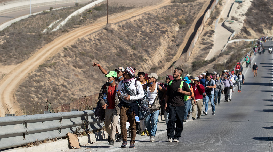 México disuelve las caravanas migrantes para evitar que lleguen a la frontera con Estados Unidos