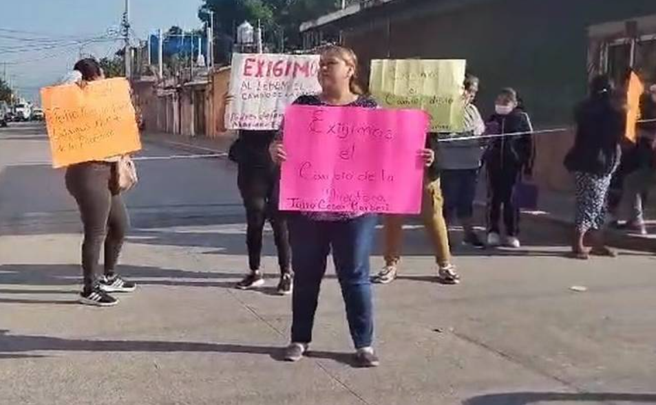 Protesta en Zacatepec por cambio de directora escolar