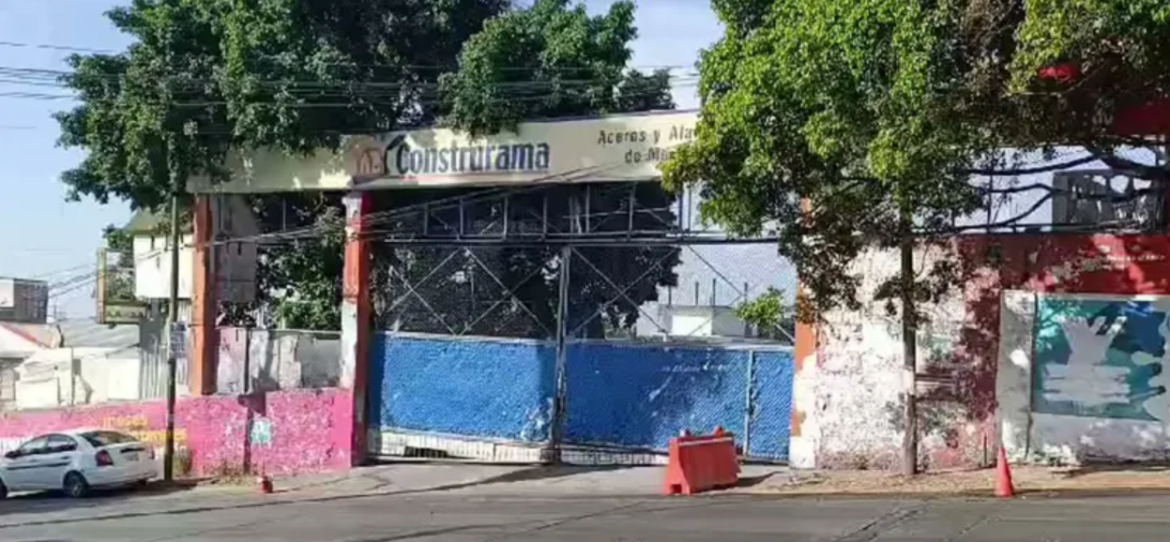 Comando ingresa a bodega automotriz y se lleva 8 camionetas nuevas en Cuernavaca